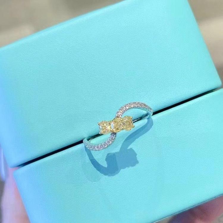 Niche Temperament Trendy Sugar Cube Yellow Crystal Diamond Ring для женщин с высококачественным дизайном Light Luxury Index Finger Ring