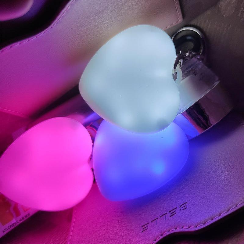 Светодиодный брелок-ночник в форме сердца, перезаряжаемый через USB, мягкое свечение, для украшения рюкзака, подарки для девочек, ночное использование