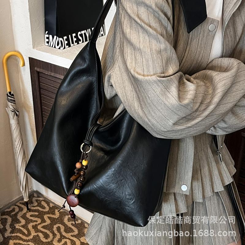 Женская сумка-тоут 2025 новая трендовая осенне-зимняя высококлассная ретро сумка через плечо большой вместимости для работы и поездок женская сумка