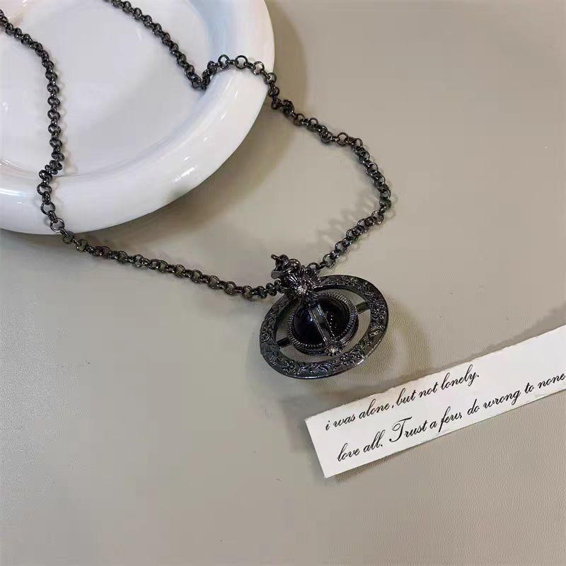 Темная ретро женская поясная цепочка, черный кулон в виде Сатурна, окруженного кольцами, легкая роскошь, персонализированный трехмерный дизайн, модный универсальный аксессуар