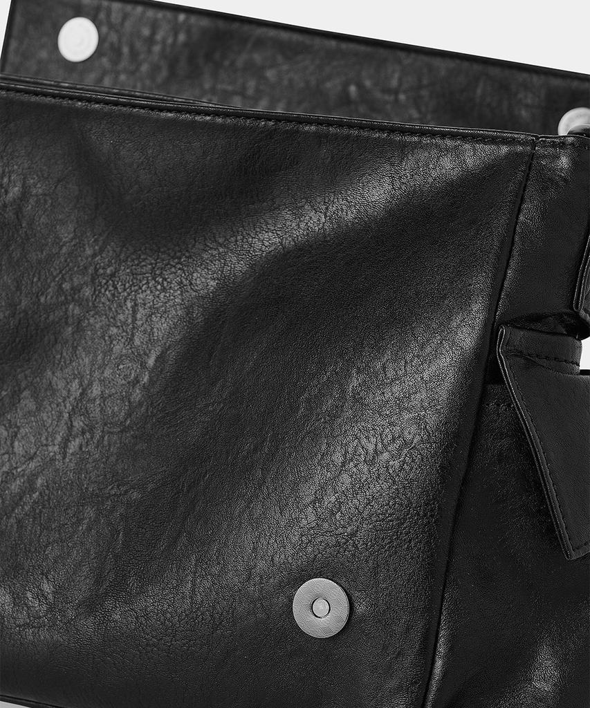 Maison Mined Сумка через плечо из фактурной кожи Черная