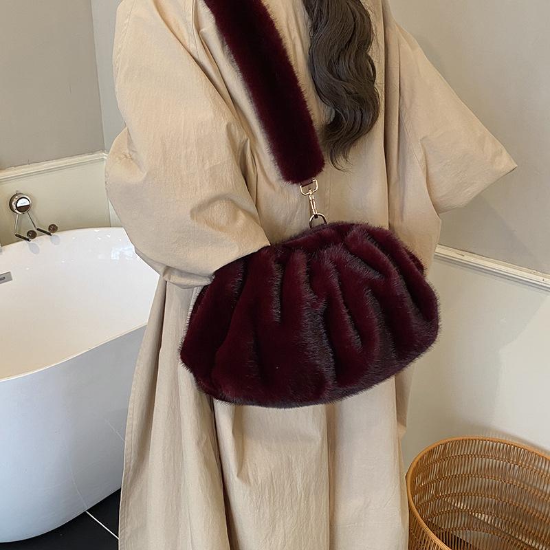 Autumn and Winter Pleated Cloud Plush Bag New Lady Style Shoulder Bag Niche Commuter Messenger Hair Bag