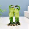 Зеленая смоляная фигурка пары лягушек, держащих цветок - милое настольное украшение для праздничного подарка