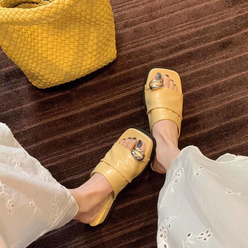 Spot second hair! Grape mother, the same shoe has a height of 4cm, metal buckle, fold width, one-word sleeve, toe slope heel sandals for women.