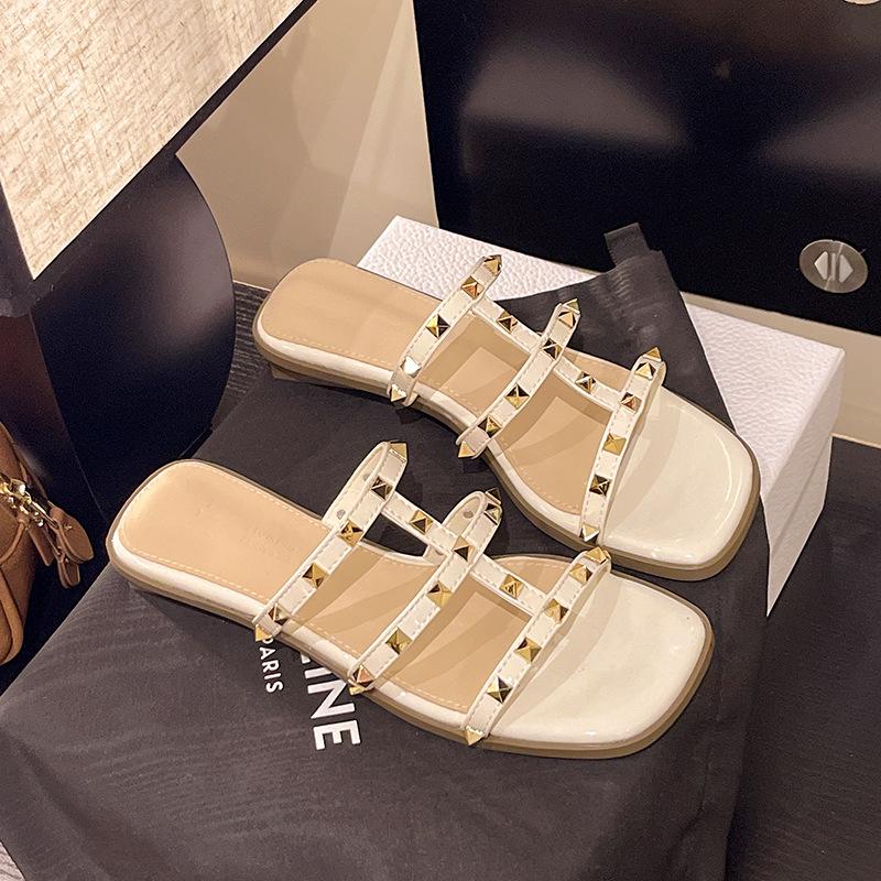 Сандалии с заклепками женская верхняя одежда 2025 новые летние модные сандалии на толстом каблуке большого размера крутые шлепанцы женские
