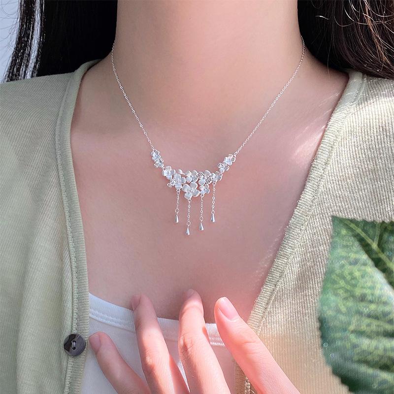 Ожерелье с цветочной кисточкой в милом этническом стиле и уникальным дизайнерским смыслом, универсальная цепочка на ключицу