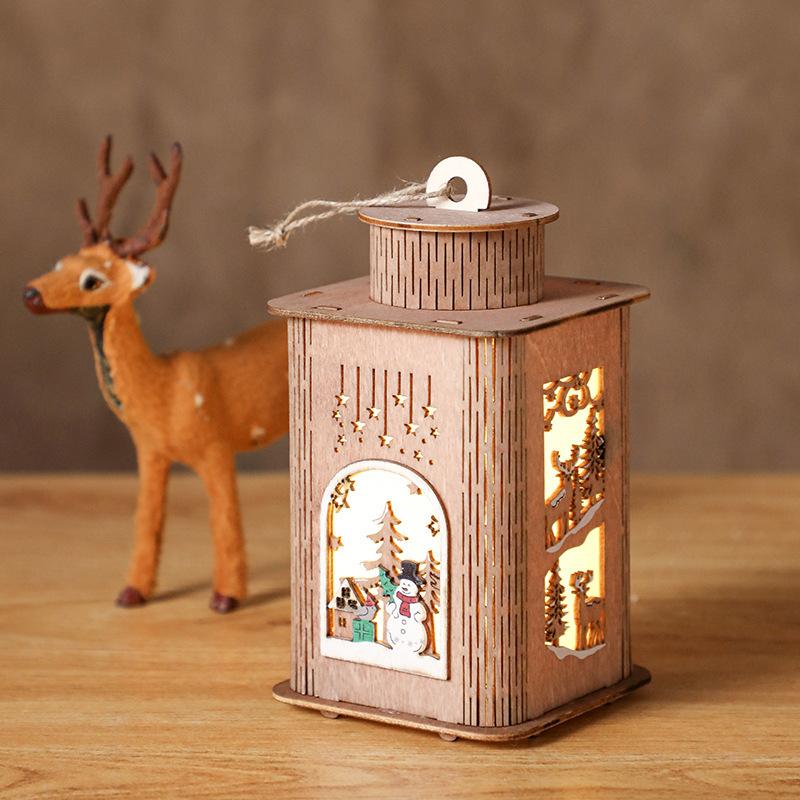 Деревянный рождественский домик с огнями, расписные рождественские ночники, подсвечник, сервировка стола, ветрозащитный светильник, реквизит