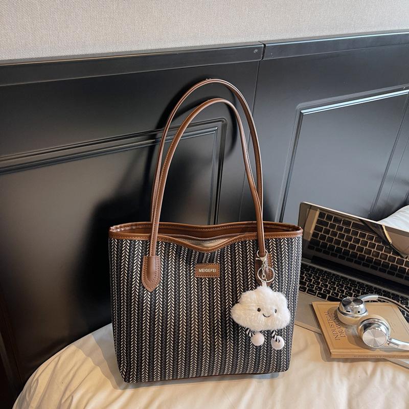 Летний новый нишевый дизайн, дорожная сумка-тоут для通勤, контрастные цвета, универсальная, для通勤, через плечо, большой вместимости