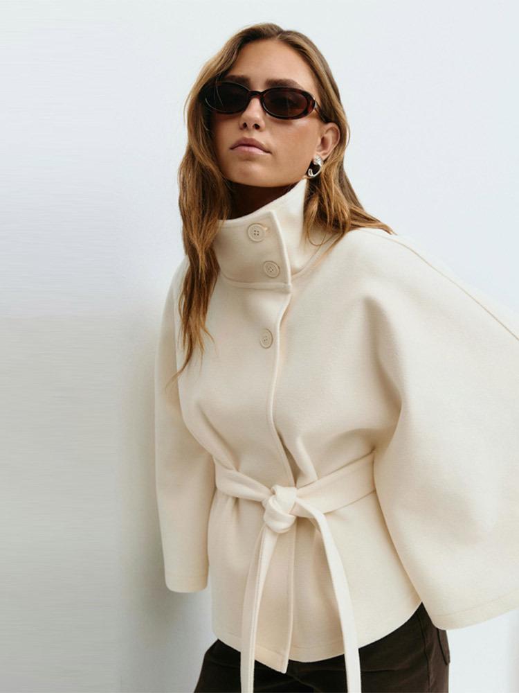 Женское короткое шерстяное пальто-накидка 2025 года с воротником-стойкой и поясом