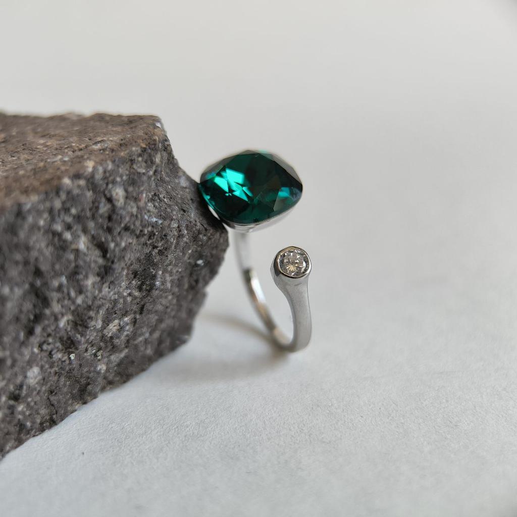 Серебряное кольцо с фианитами, вес изделия 4,8 гр (60002215)