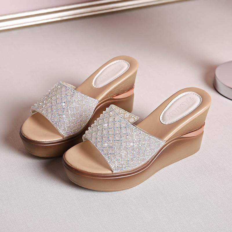 Модные женские сандалии и шлепанцы на танкетке 2025 Новые летние универсальные на платформе с внешней высотой