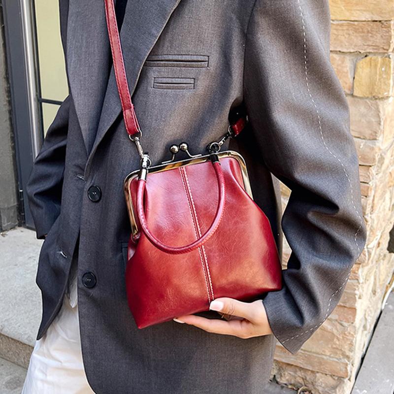 Винтажная мини-сумка кроссбоди на плечо из бежевой искусственной кожи с золотой пряжкой