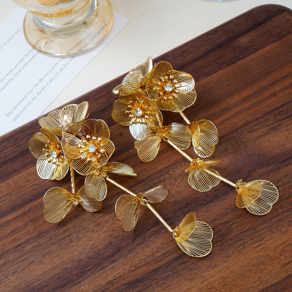 Серебряные серьги-кисточки с кристаллами в виде рыбьего хвоста: Преувеличенный дизайн цветка для стильного вида.