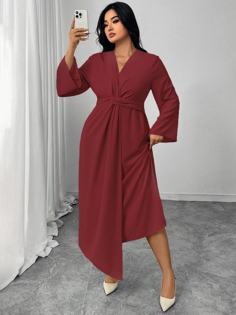 Элегантное облегающее платье с длинными рукавами, подчеркивающее талию, с асимметричным подолом