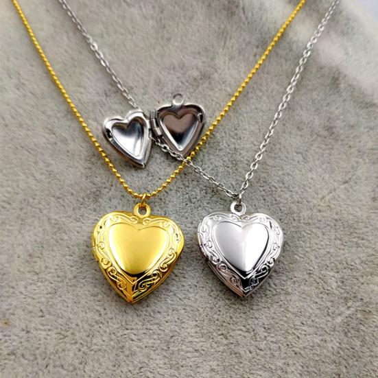 Heart Photo Locket Pendant Necklace Photo Frame Promise Love Keepsake Necklace Polished Alloy Adjustable Length Retro
