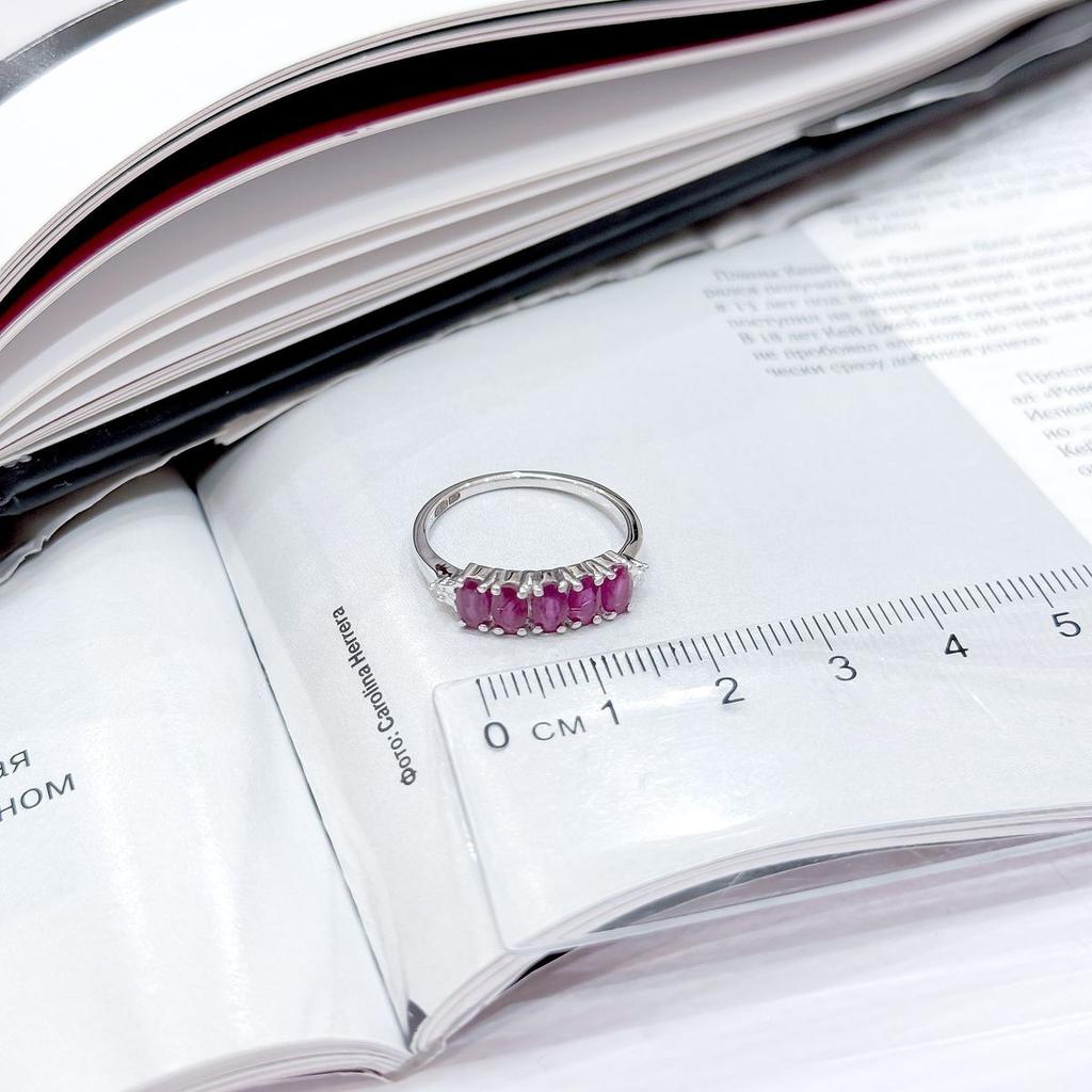 Серебряное кольцо с натуральным рубином 1.672ct, фианитами, вес изделия 2,44 гр (2165682)