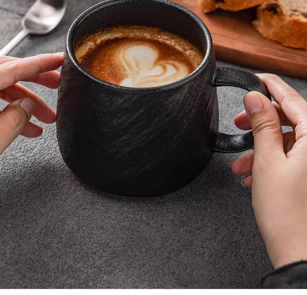 Мужская большая керамическая кружка с текстурой камня для чая и воды