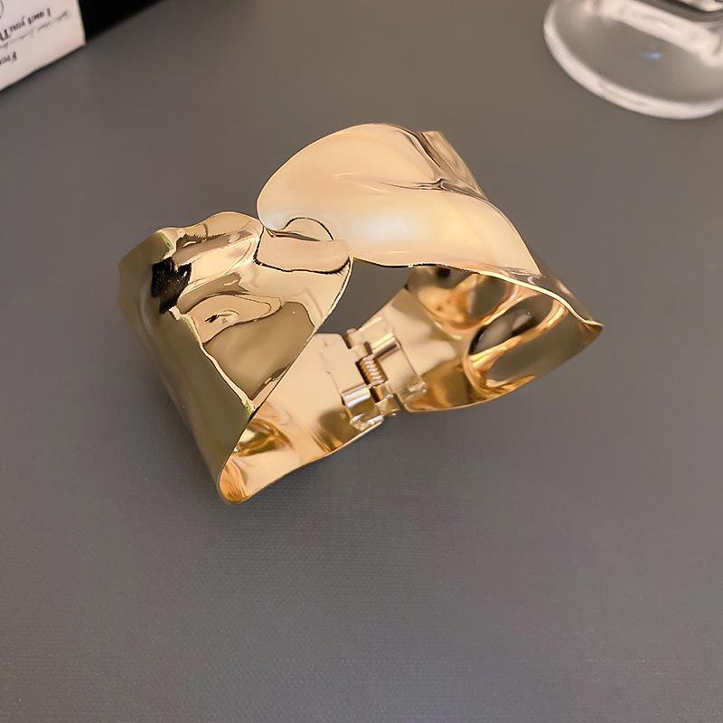 Металлический браслет-манжета с неровной волнистой текстурой: Универсальные модные украшения для женщин