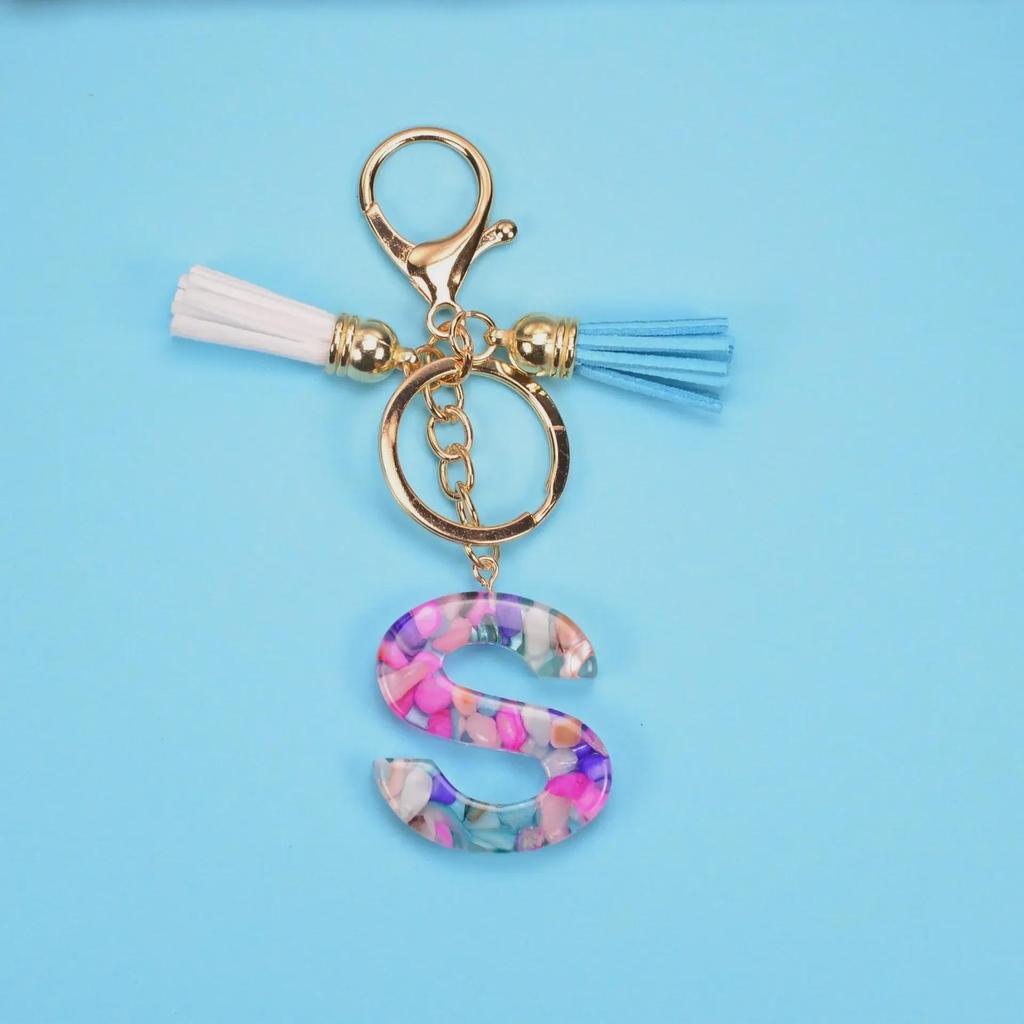 Брелок с кисточкой и английскими буквами: Аксессуары из смолы и акрила для мужчин и женщин - 26 уникальных букв