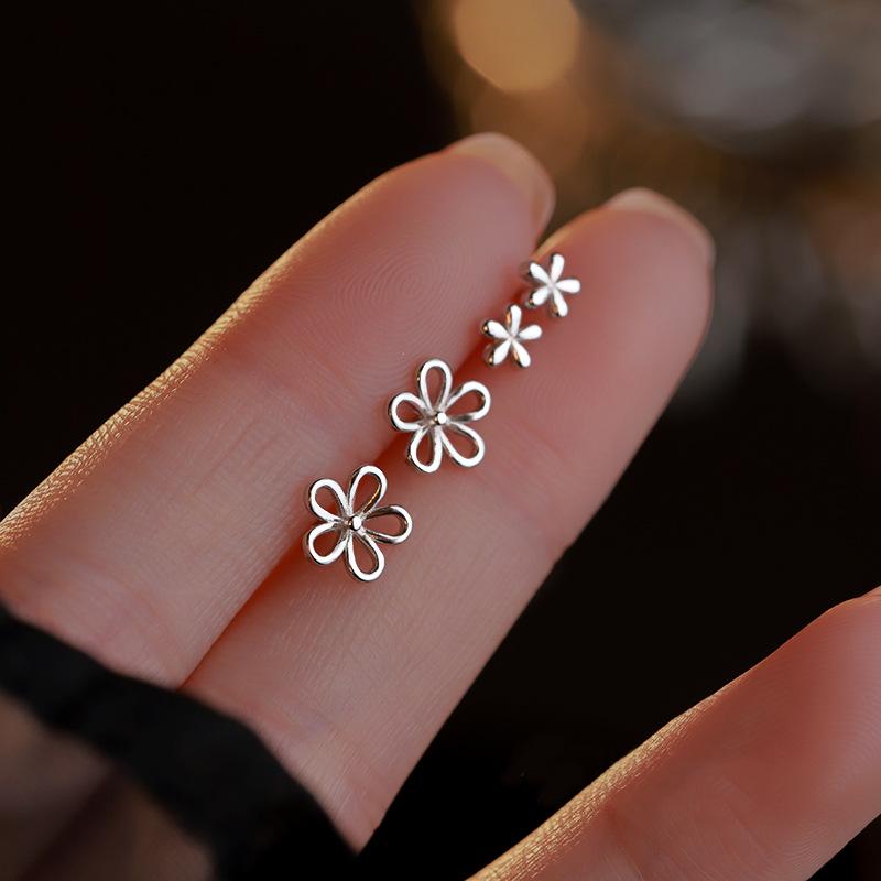 Flower Stud Earrings Female Niche Design Sense Simple Mini Ear Hole Small Flower Earrings