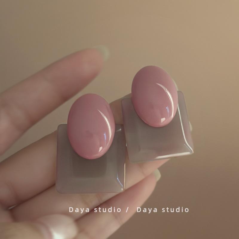 Геометрические серьги Niche French Retro из смолы с контрастной цветной строчкой