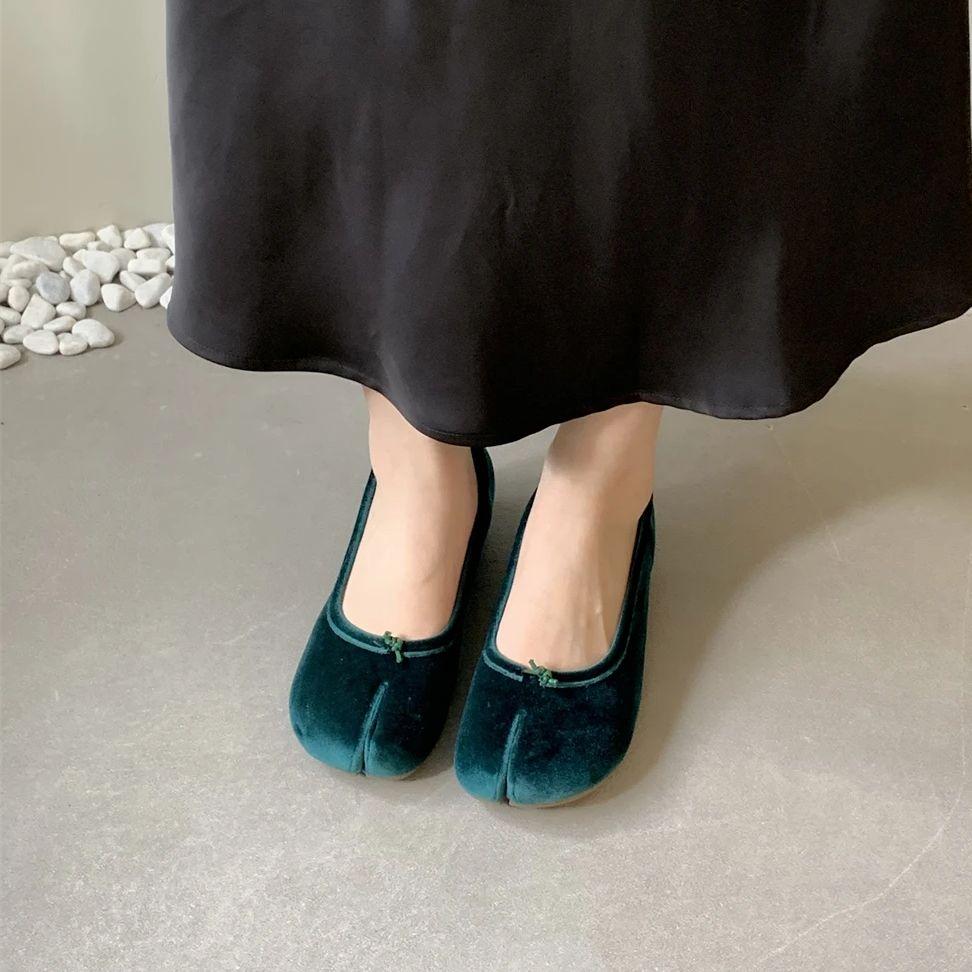 Женские балетки Таби Обувь Ниндзя Женские из микрофибры Вельветовые Удобные Балетки С разделенным пальцем Тапочки Мягкая подошва Лоферы 2025 Новая Модная Обувь М