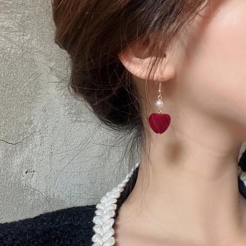 Winter warmth~ temperament versatile cute hairball stud earrings women's lamb wool pom-pom matte earrings autumn and winter ear jewelry