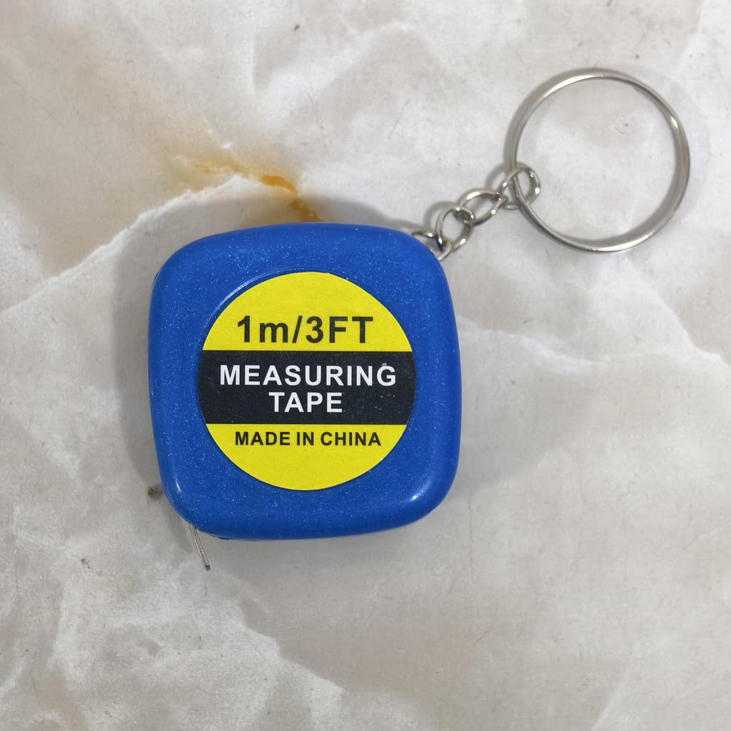 Маленькая измерительная лента, дешевая, удобная и легкая в переноске.