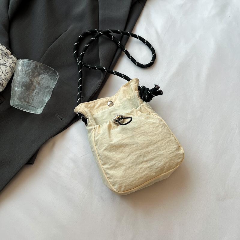 2025 Новая Япония и Южная Корея литературная сумка-мессенджер на одно плечо с кулиской маленькая сумка нишевый смысл мода высокая ценность сумка для мобильного телефона из нейлона женская