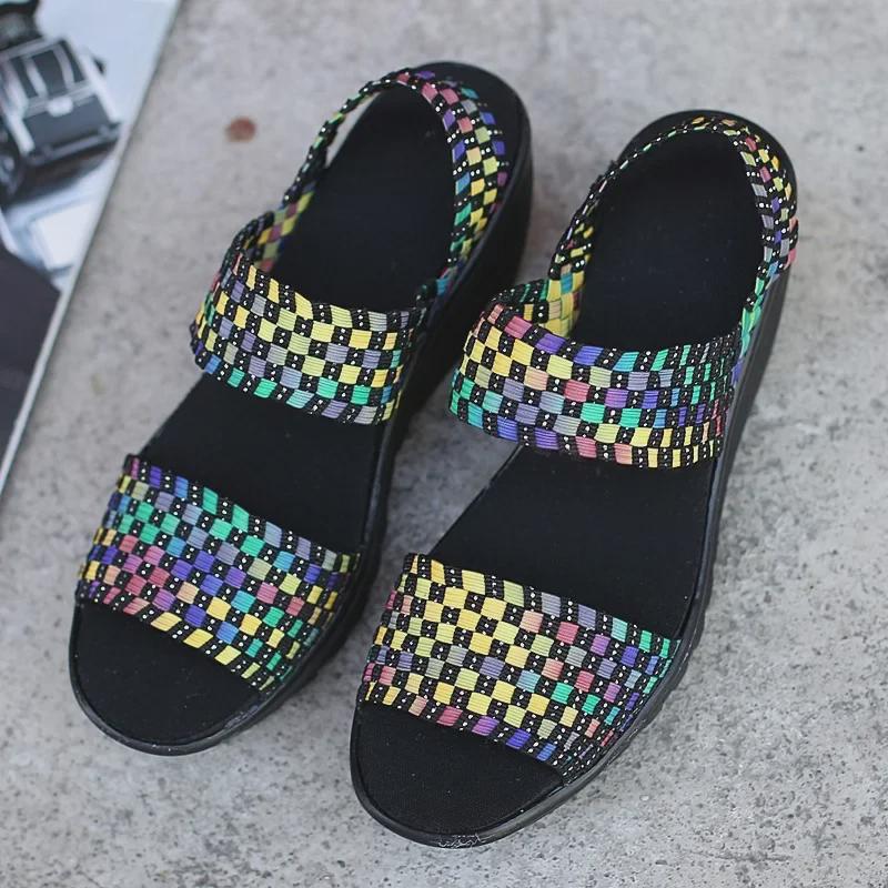 Большие легкие плетеные босоножки на танкетке с открытым носком для женщин