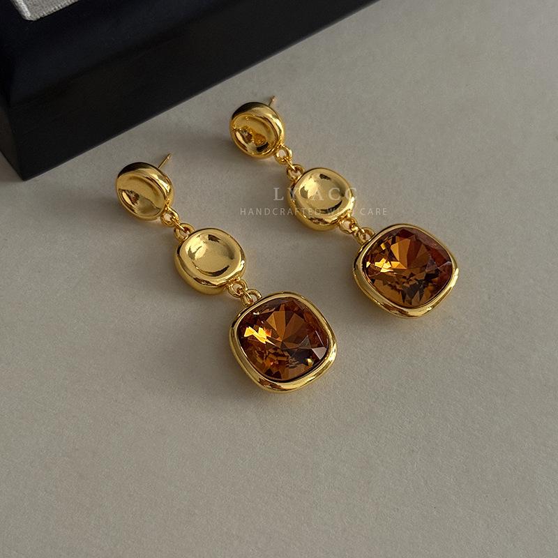 Classic French medieval collection of various metal earrings, pearl colored treasure, tiger's eye stone stud earrings, exquisite earrings.