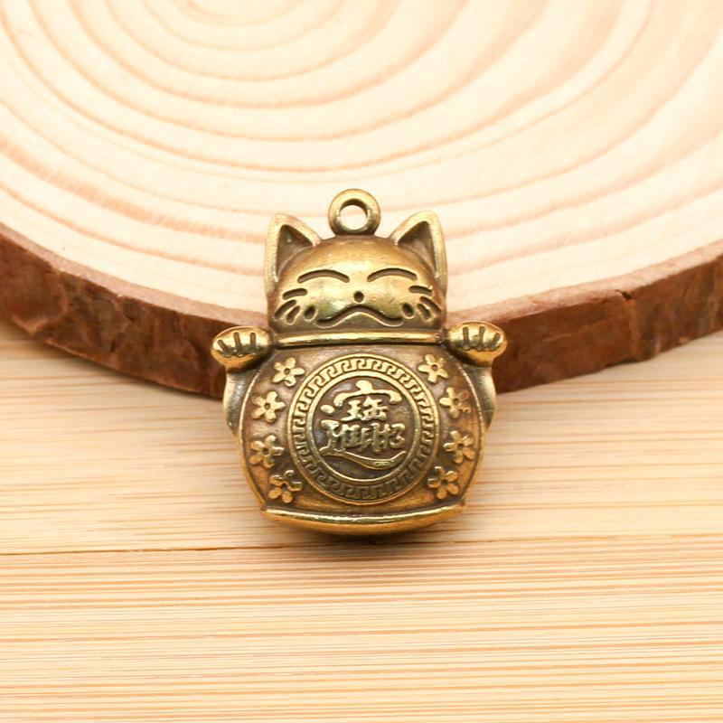 Подвеска-брелок Lucky Cat из цельной латуни: Ретро-медные изделия для мужчин и женщин – стильный автомобильный аксессуар.