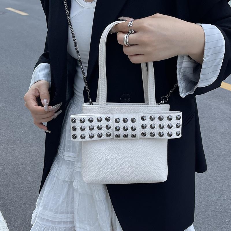 Сумки персонализированная заклепка маленькая сумка 2025 новая европейская и американская панк-стиль женская сумка-мессенджер на цепочке маленькая квадратная сумка