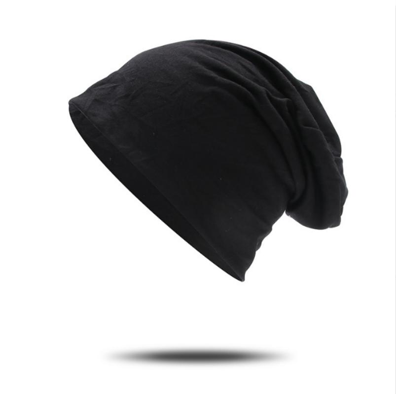 Стильная трикотажная шапка осень - зима с принтом