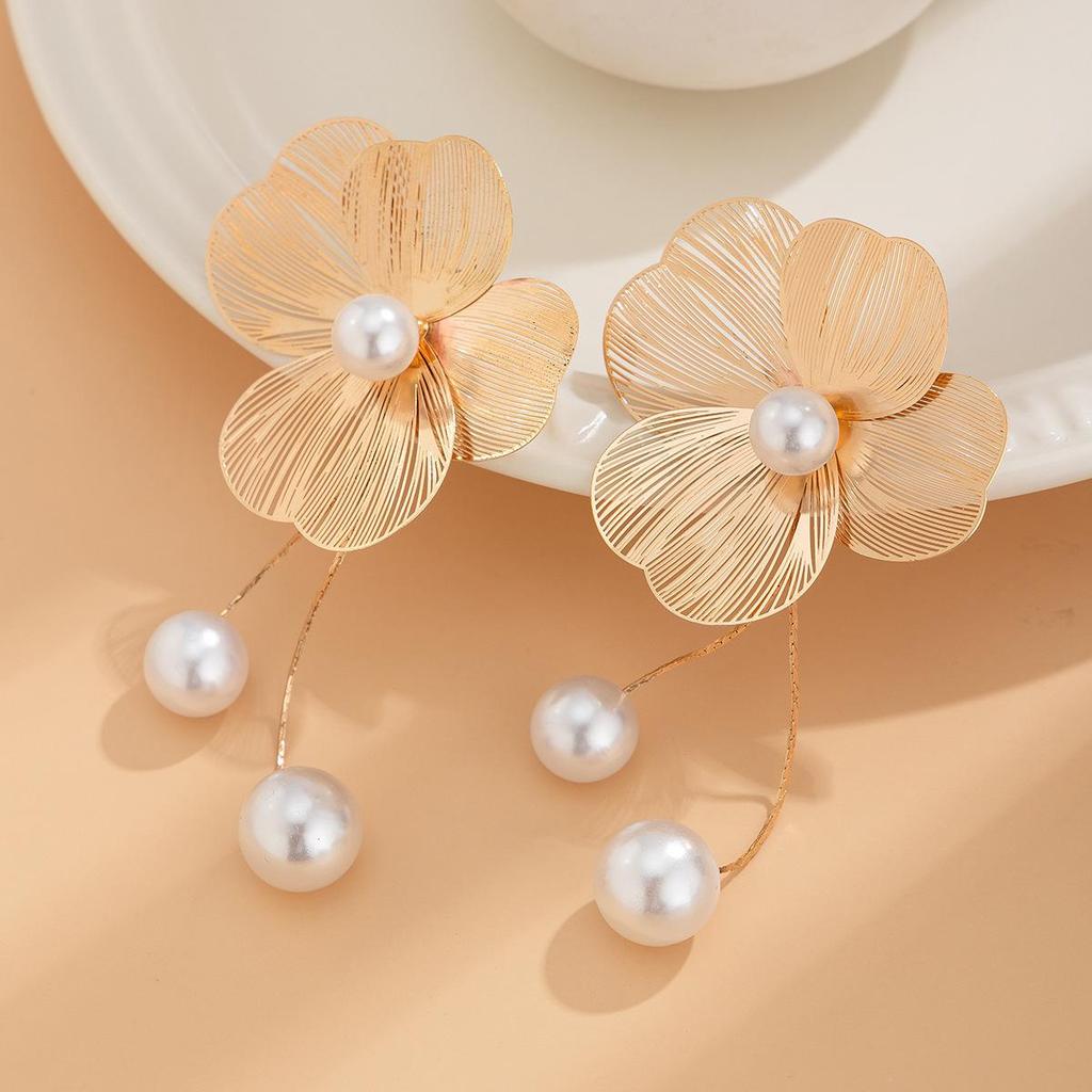 European and American 3D Ginkgo Leaf Pearl Tassel Stud Earrings