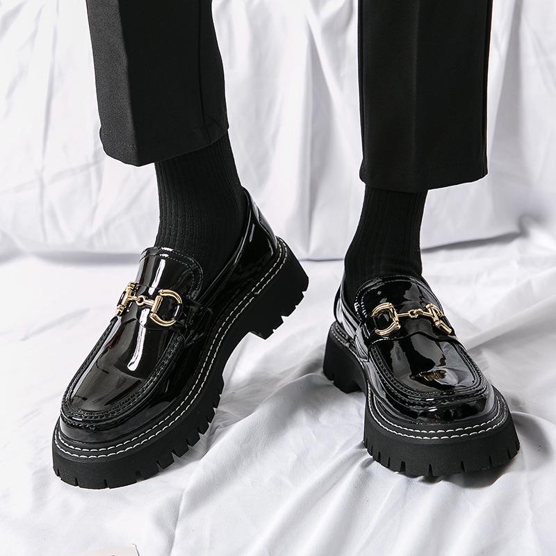 Мужские кожаные повседневные туфли в британском стиле с круглым носком для деловых и рабочих целей, черного цвета. Идеально подходит для молодых мужчин, которые ценят блестящие детали.