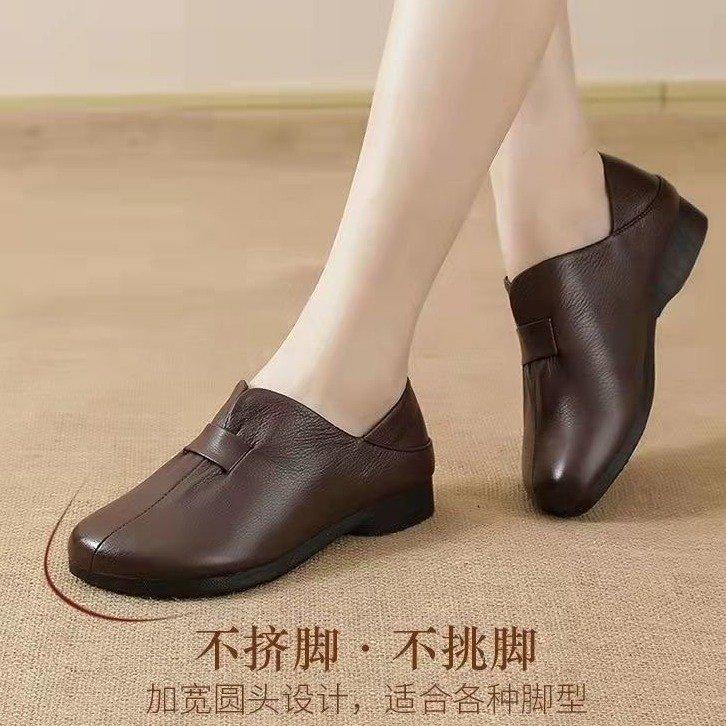 The New Retro Women's Single Shoes Are Comfortable and Soft-soled Mother Shoes Are Casual, and the Square-headed Women's One-pedal Leather Shoes Are S