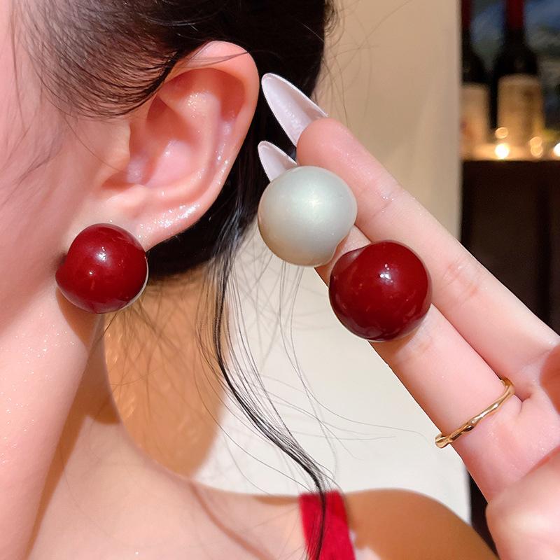 Vintage Red Half Circle Pearl Stud Earrings for Women Girls Elegant Imitation Pearl Temperament Earrings Bridal Wedding Jewelry