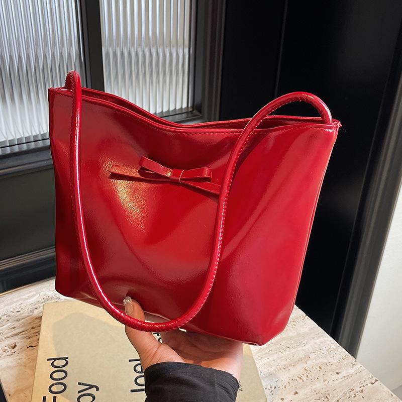 Красная сумка для женщин. Новый стиль. Модные и стильные наряды для женщин. Сумка на одно плечо для женщин.