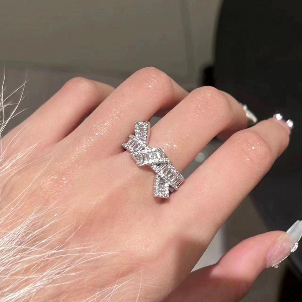 Элегантное кольцо с бриллиантовым узлом: Потрясающий, универсальный дизайн с серебряными бриллиантами.