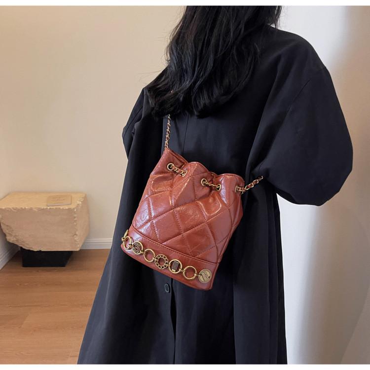 Стильная новая осенне-зимняя маленькая сумка-ведро на цепочке с ароматом для женщин 2023