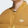 adidas Оригинальная удобная повседневная теплая универсальная куртка-пуховик Chillax Lwd унисекс, верхняя одежда светло-коричневого цвета JL8411