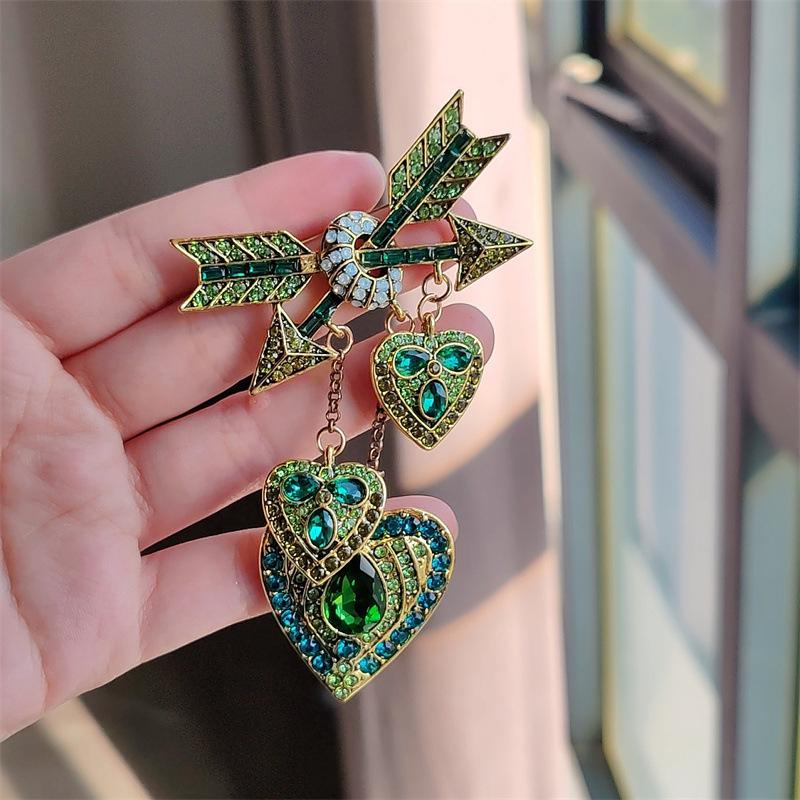 Брошь «Стрела любви Купидона», ретро-брошь «Стрела через сердце», инкрустированная бриллиантами, бахрома, аксессуары