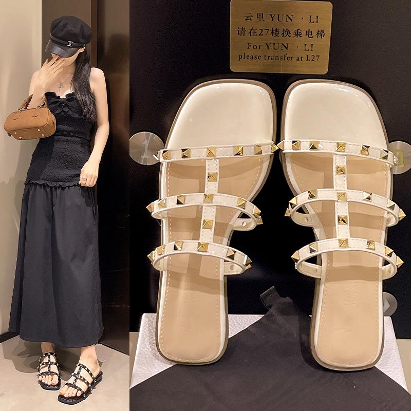 Сандалии с заклепками женская верхняя одежда 2025 новые летние модные сандалии на толстом каблуке большого размера крутые шлепанцы женские