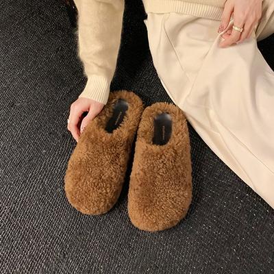 Шерстяная версия головы сумки, ленивые люди педалируют полуволоча пушистые тапочки на одной ноге, женщины носят теплое и начесанное утолщенное хлопковое дно на плоской подошве
