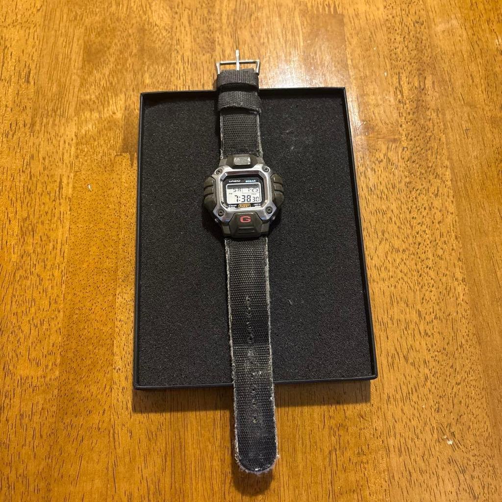 Б/у CASIO G-SHOCK DW-6400, широко известный как Gundam