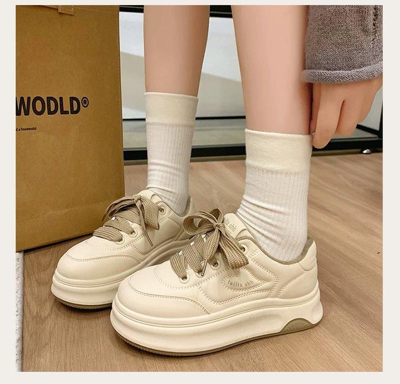 Толстая подошва кожаная поверхность белые туфли женские весна 2025 новые кексы усиление нишевая обувь хлеб повседневная спортивная обувь для скейта