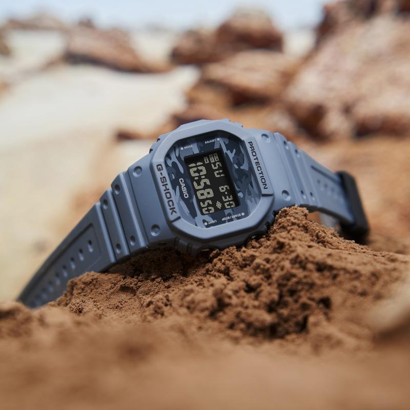 Casio Серия G-SQUAD серия G-SHOCK Циферблат в стиле камуфляж Ретро классика Маленький квадратный спортивные двойной дисплей водонепроницаемые часы Кварцевые DW-5600CA-2PR