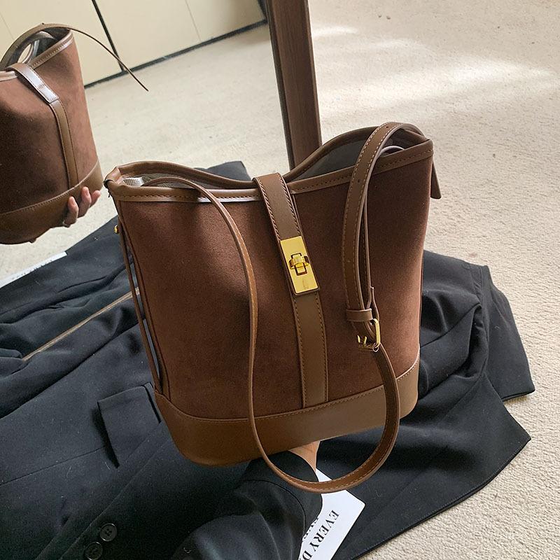 Сумка-ведро в стиле ретро в Гонконге 2024 года, летняя новая мода, простая легкая роскошная сумка для отдыха, нишевый дизайн, сумка-мессенджер через плечо