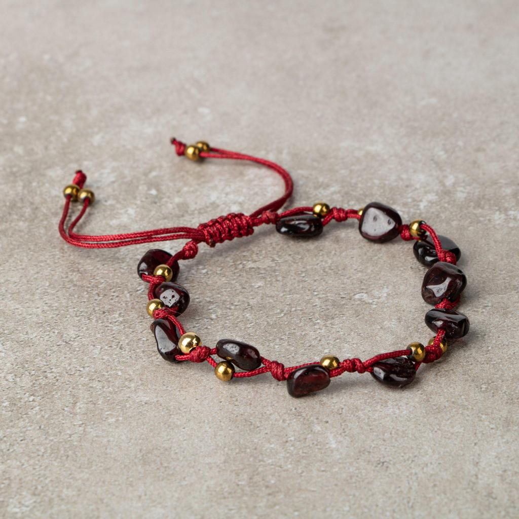 Браслет из макраме с гранатом бордового цвета натуральной огранки из натурального камня